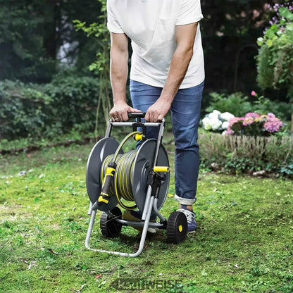 Kärcher Metall Schlauchwagen HT80 M mit gelber und schwarzer Gartenschlauch